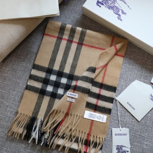 Luxurious Burberry Plaid Cashmere Blend Wrap - Picture 2 of 4